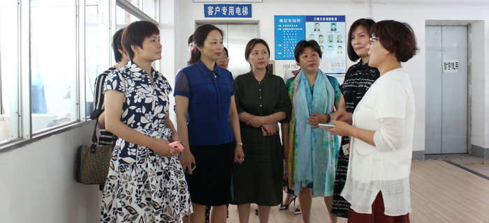 无锡市梁溪区女企业家协会第一届二次理事会在bmw11222服装召开
