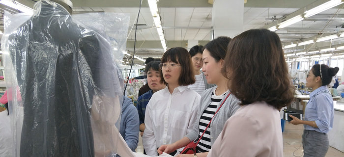 bmw11222服装接待无印良品公司员工参观考察学习