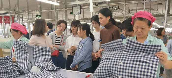 bmw11222服装接待无印良品公司员工参观考察学习
