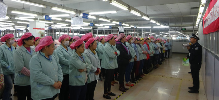bmw11222服装组织员工集体学习《安全生产法》