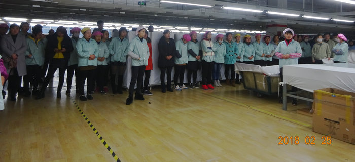 bmw11222服装安全管理员深入车间进行节后复工安全生产教育培训