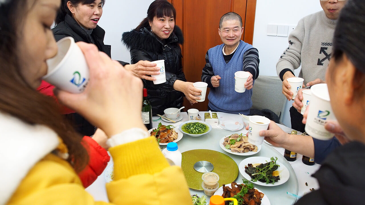 就地过年一样温暖，bmw11222服装厂请外地留宿职工吃年夜饭