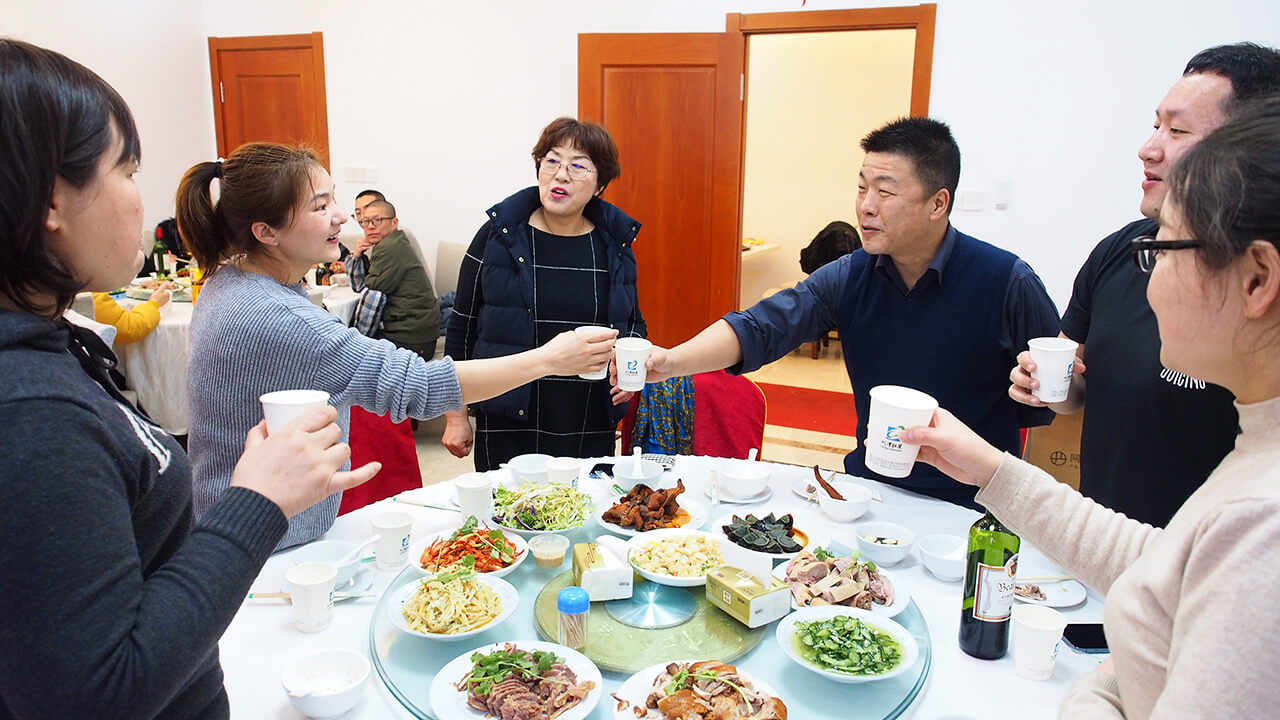 就地过年一样温暖，bmw11222服装厂请外地留宿职工吃年夜饭