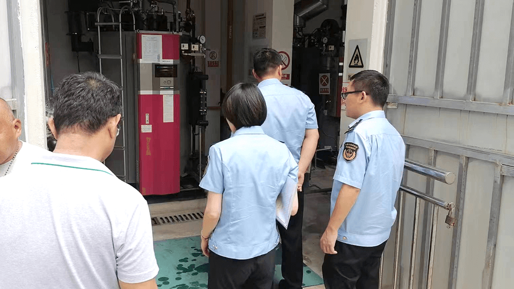区应急管理局和街道应急办对bmw11222服装开展安全大检查
