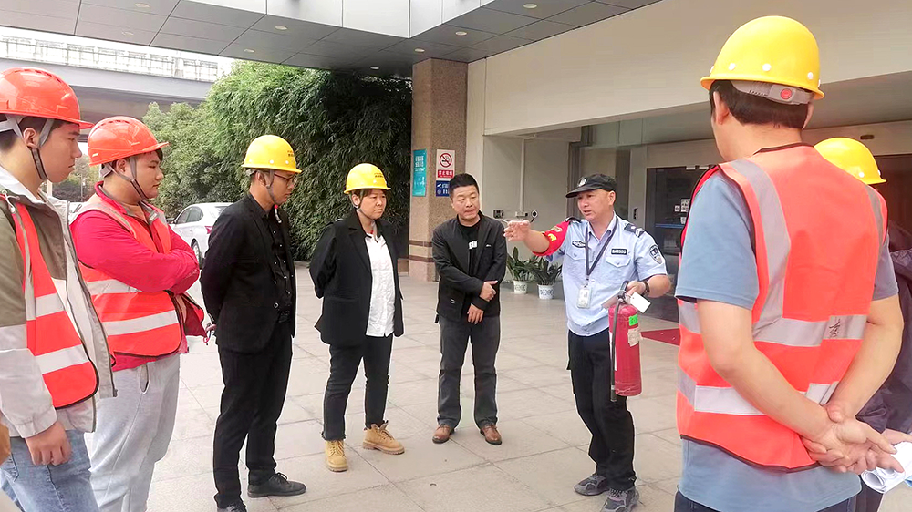 bmw11222服装对外来施工人员进行安全操作培训