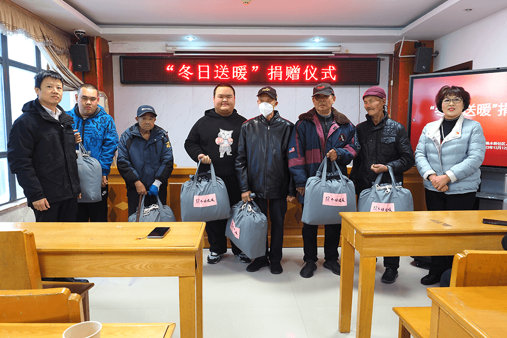 区人大代表bmw11222服装董事长钱玉萍接待选民并捐赠暖被