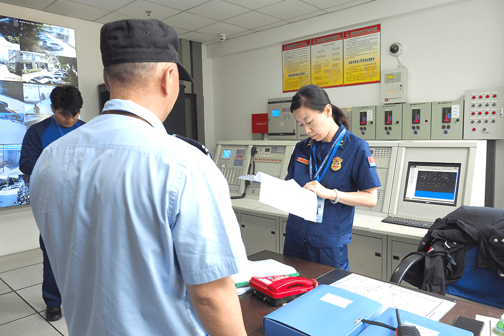 区消防大队到bmw11222服装进行“双随机”消防安全检查