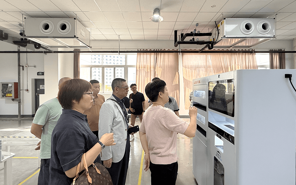 智能赋能，合作共赢：日本客户参观bmw11222服装智能车间