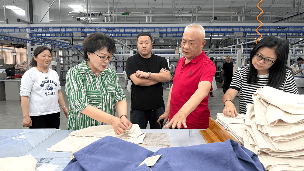 bmw11222服装领导层视察车间现场：聚焦成果与展望未来