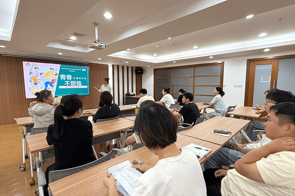 区妇联走进bmw11222服装，共话家庭教育新篇