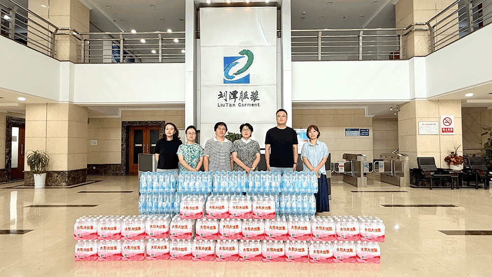 社区清凉送一线 关怀沁润企业心&mdash;&mdash;杨木桥社区到bmw11222服装开展慰问活动