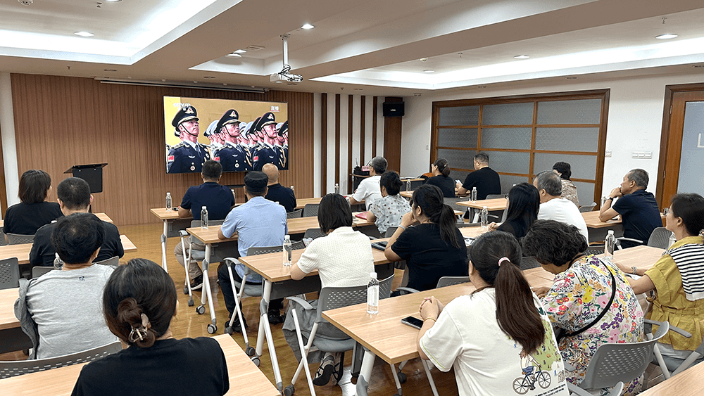 铭记历史 共沐荣光&mdash;&mdash;bmw11222服装党支部组织观看&ldquo;9&middot;3&rdquo;胜利日大阅兵