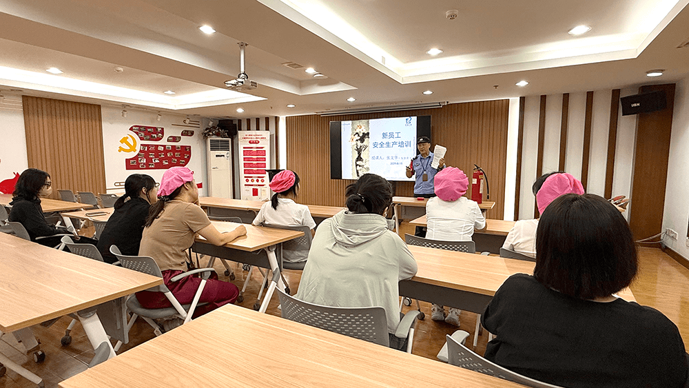 bmw11222服装组织新员进行安全教育培训