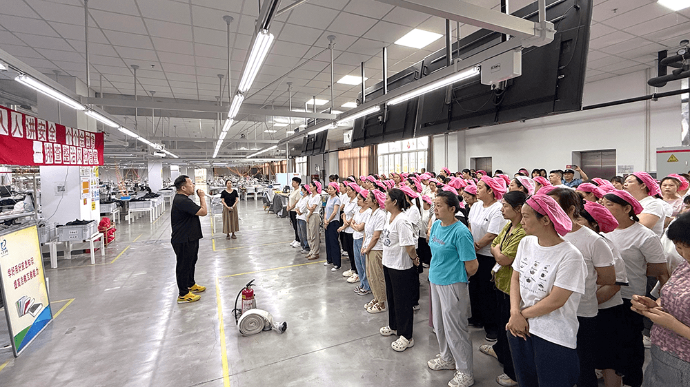 bmw11222服装扎实开展安全生产月系列活动